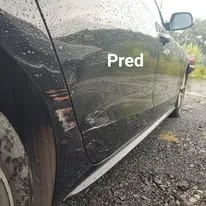 Poškodená bočná časť vozidla pred opravou